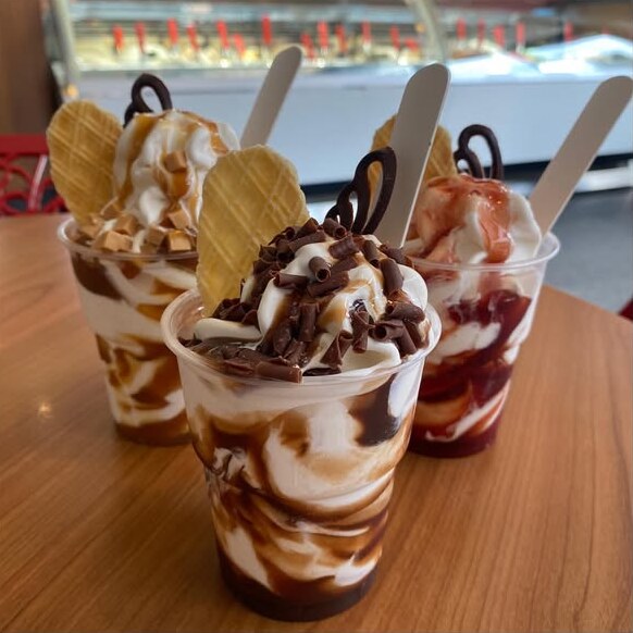 Coupes to go met wafels en saus