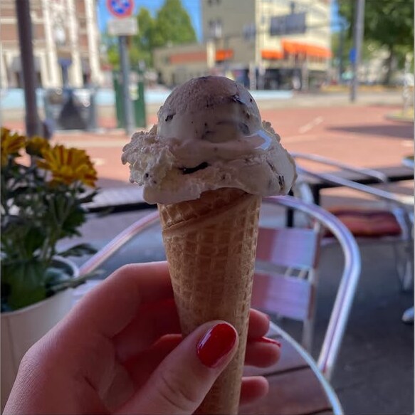 Een hoorntje met ijs op het terras aan het Willemsplein