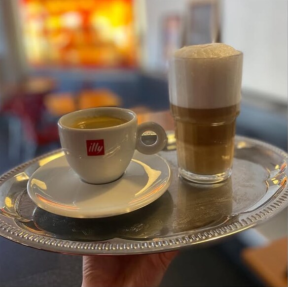 Espresso en latte macchiato op een dienblad